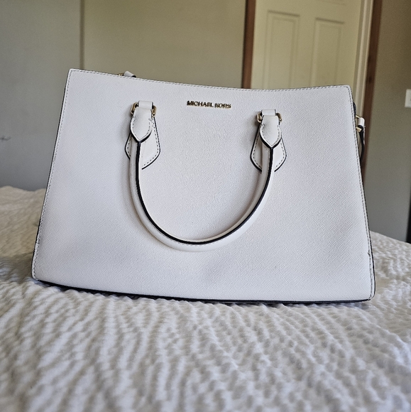 Michael Kors Handbags - Michael Kors white and gold purse used but great condition 👏 👌